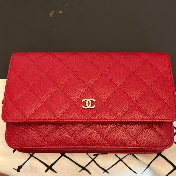 CHANEL Red Quilted Clutch - Picture 4 of 8
